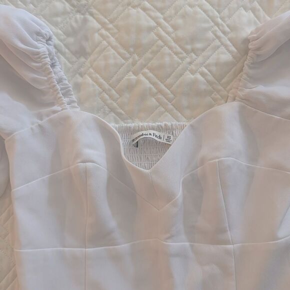 White Abercrombie and fitch crop top with puff sleeves - size XS - gently used - Picture 2 of 4